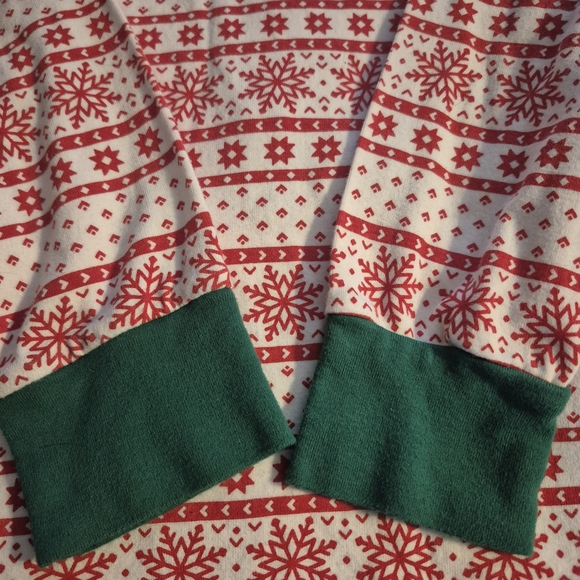 Cozy Carter's Medium Christmas Pajama Set – Perfect for Holiday Cheer! - Picture 8 of 13